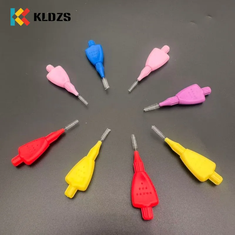 Mezizubní kartáček ve tvaru letadla
