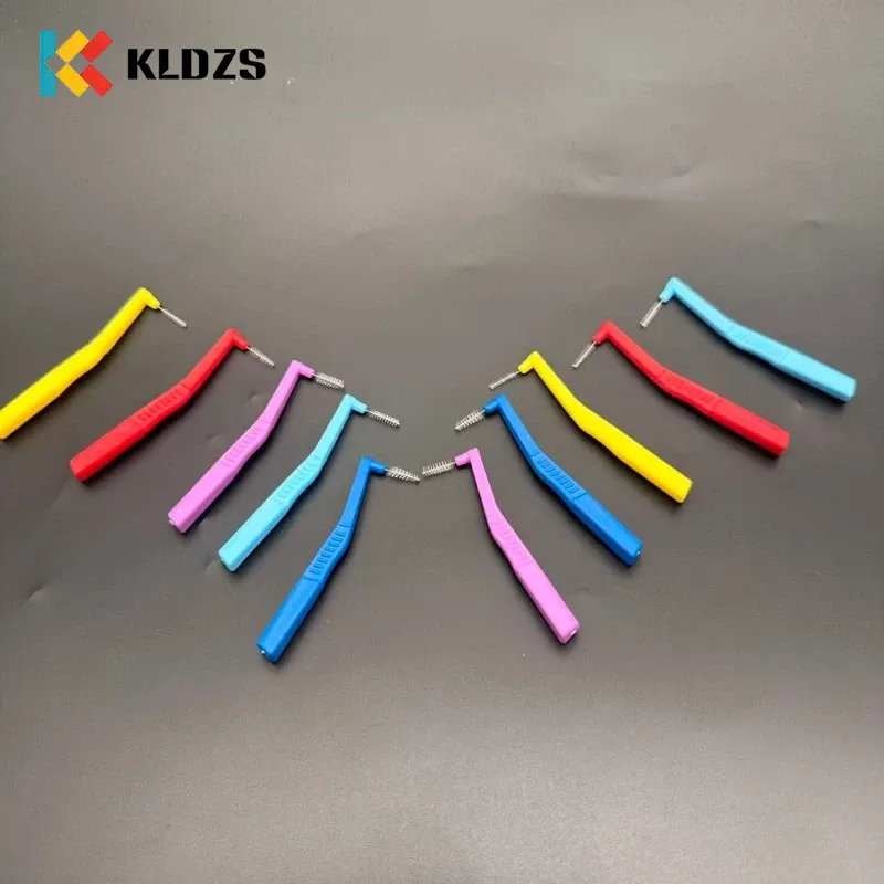 Zakřivený mezizubní kartáček