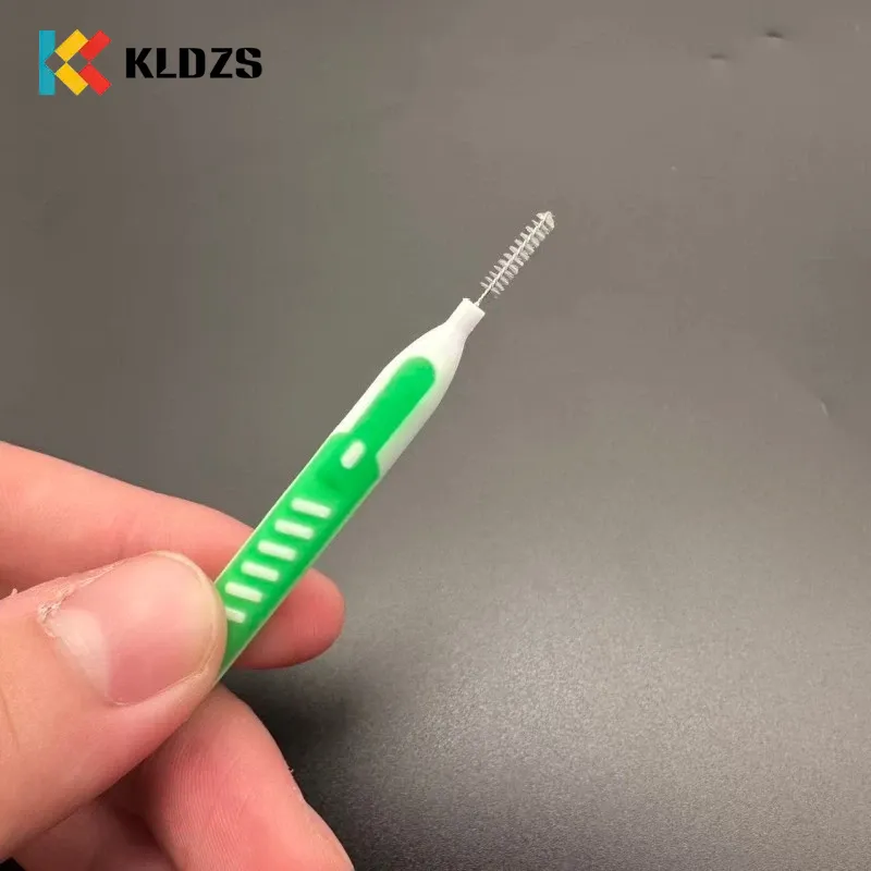Push-Pull mezizubní kartáček