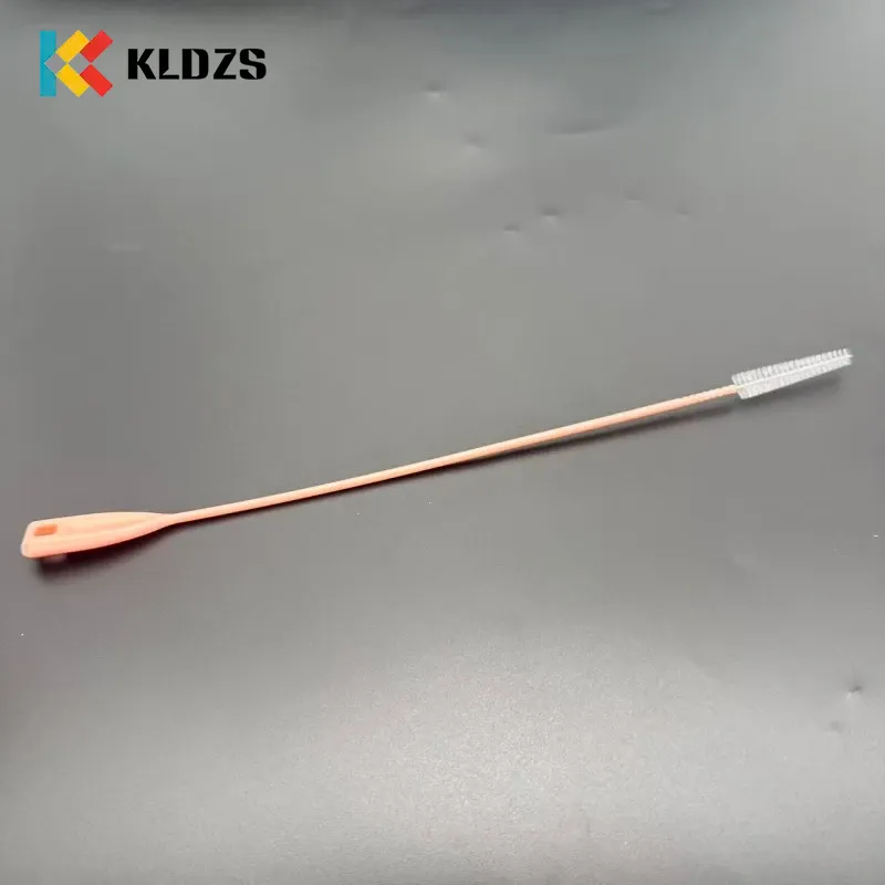 Štětec na slámu na šálek vody